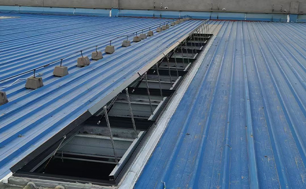 某城市大型商业综合体中庭西安排烟窗工程